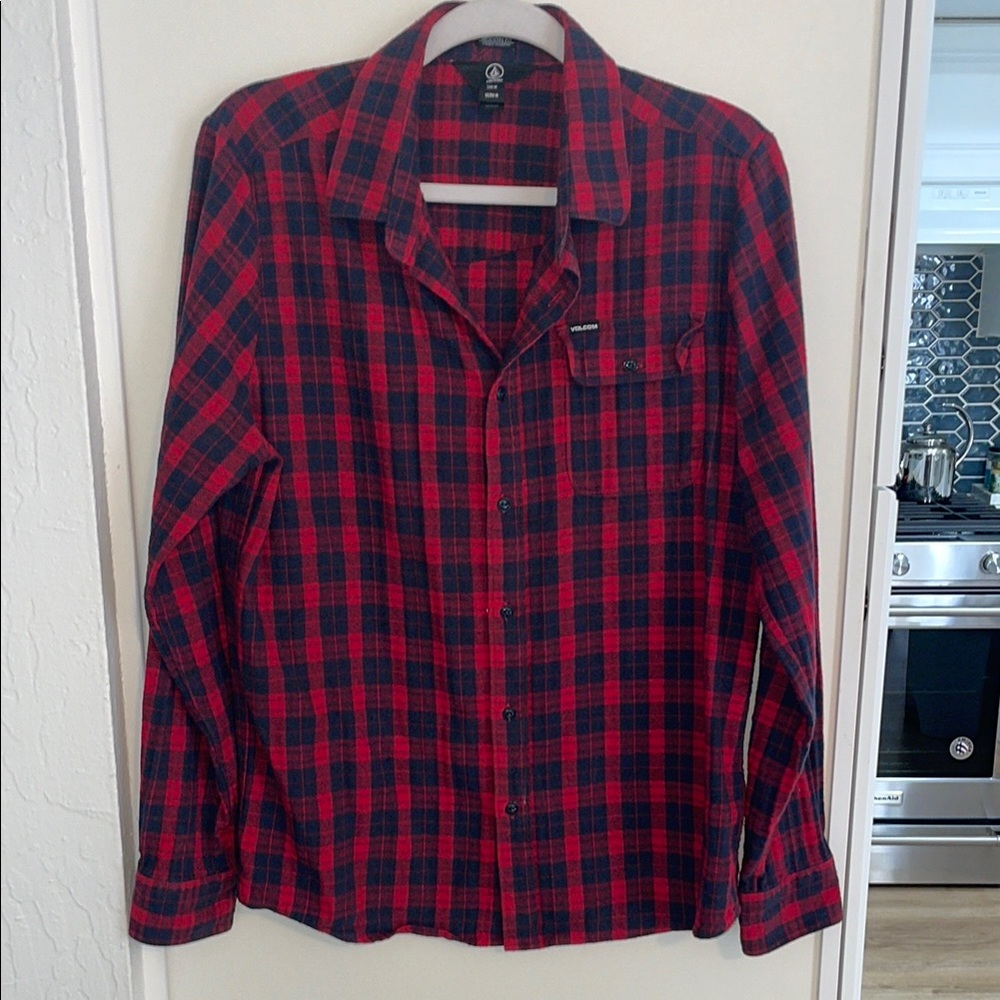 Volcom Classic Red and Navy Plaid Women’s Flannel Shirt | M